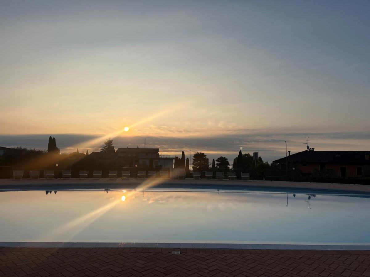 Le Terrazze Sul Lago Hotel & Residence Паденге-суль-Гарда Экстерьер фото