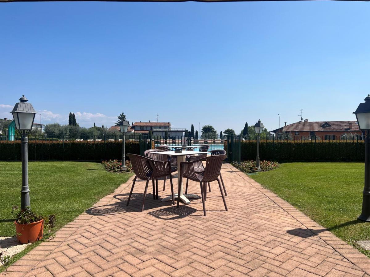 Le Terrazze Sul Lago Hotel & Residence Паденге-суль-Гарда Экстерьер фото