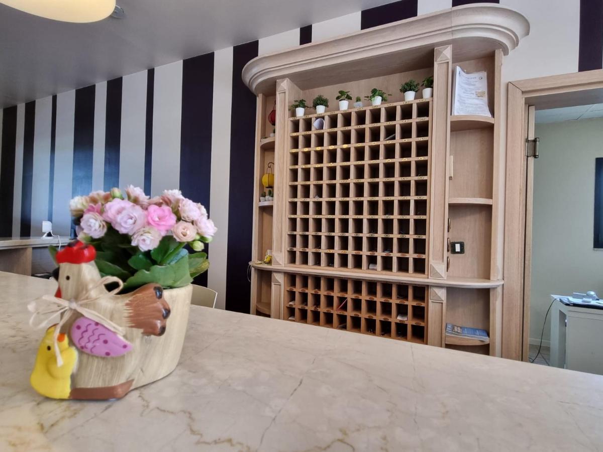 Le Terrazze Sul Lago Hotel & Residence Паденге-суль-Гарда Экстерьер фото