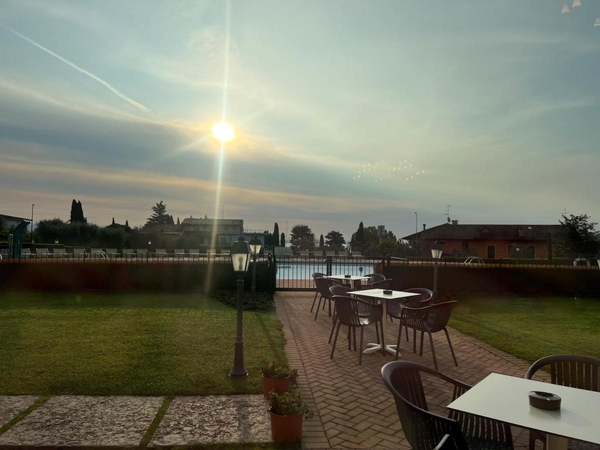 Le Terrazze Sul Lago Hotel & Residence Паденге-суль-Гарда Экстерьер фото