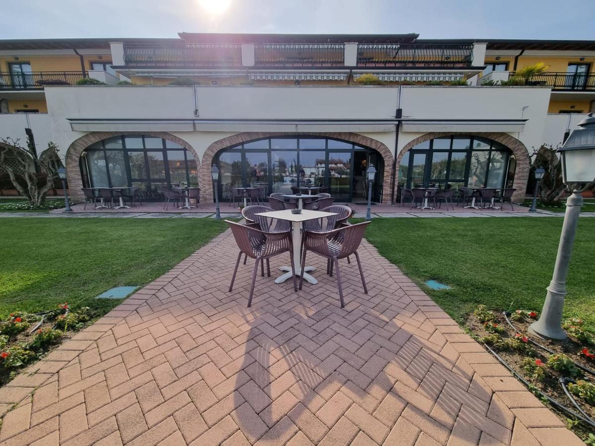 Le Terrazze Sul Lago Hotel & Residence Паденге-суль-Гарда Экстерьер фото