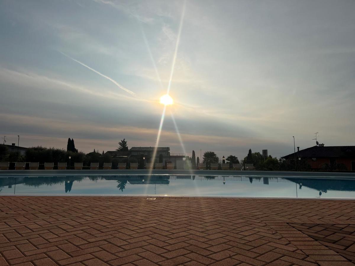 Le Terrazze Sul Lago Hotel & Residence Паденге-суль-Гарда Экстерьер фото
