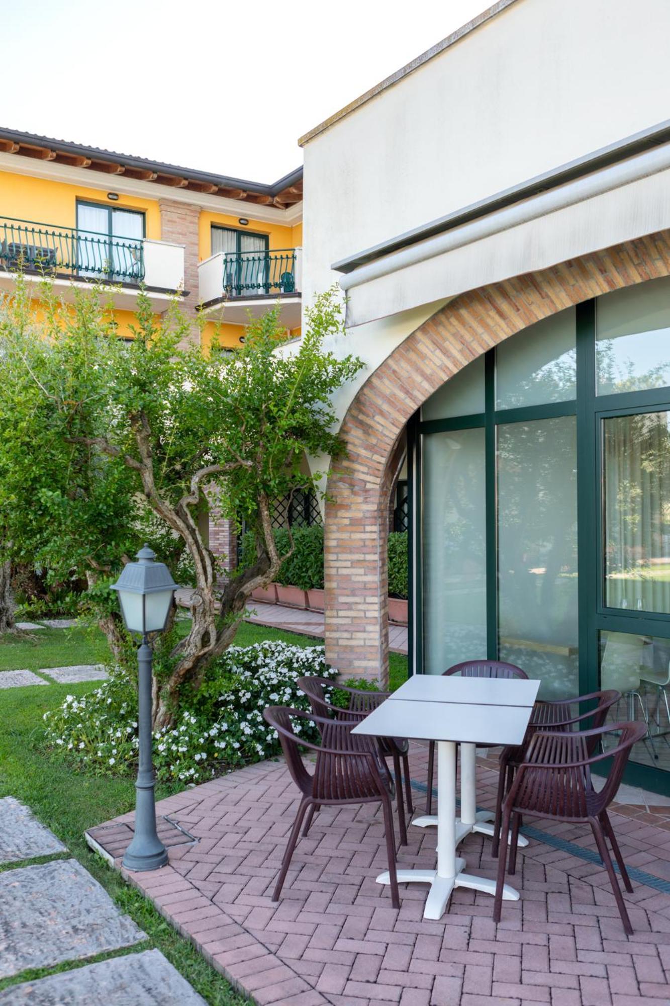 Le Terrazze Sul Lago Hotel & Residence Паденге-суль-Гарда Экстерьер фото
