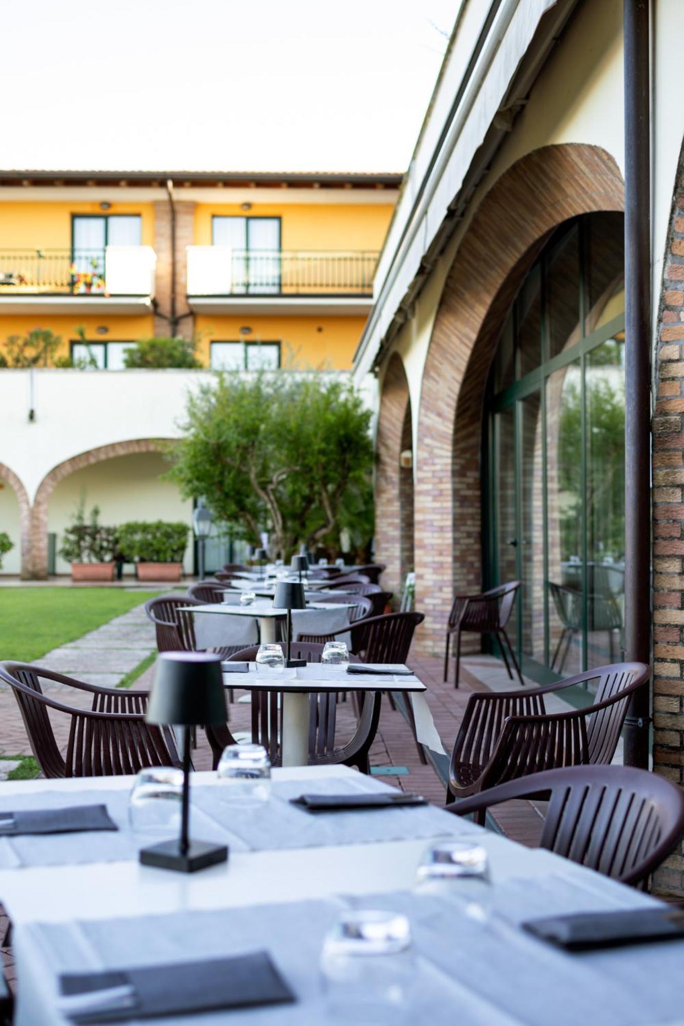 Le Terrazze Sul Lago Hotel & Residence Паденге-суль-Гарда Экстерьер фото