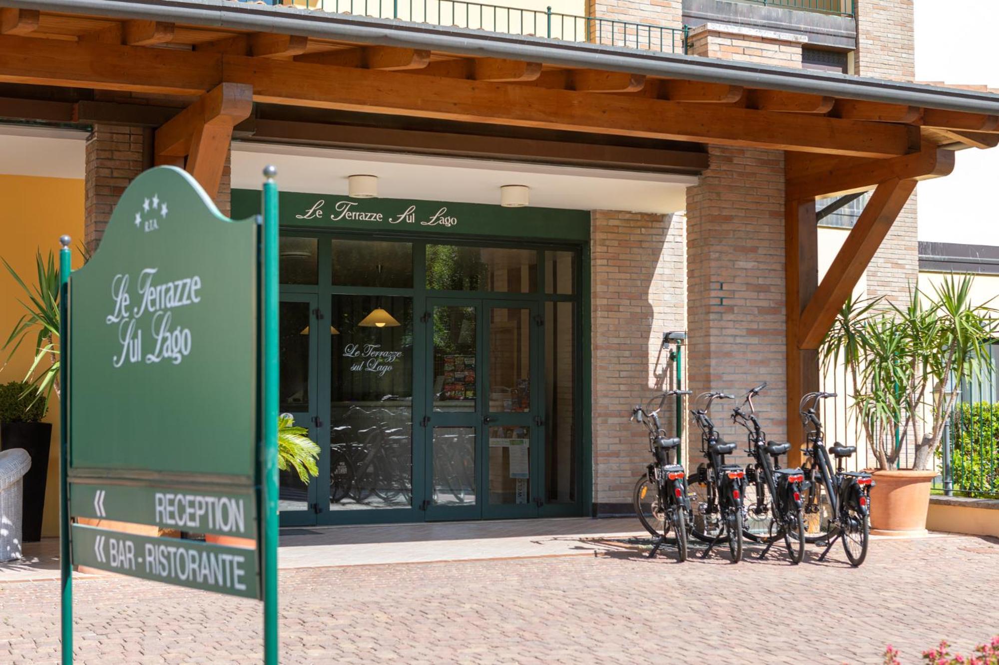 Le Terrazze Sul Lago Hotel & Residence Паденге-суль-Гарда Экстерьер фото