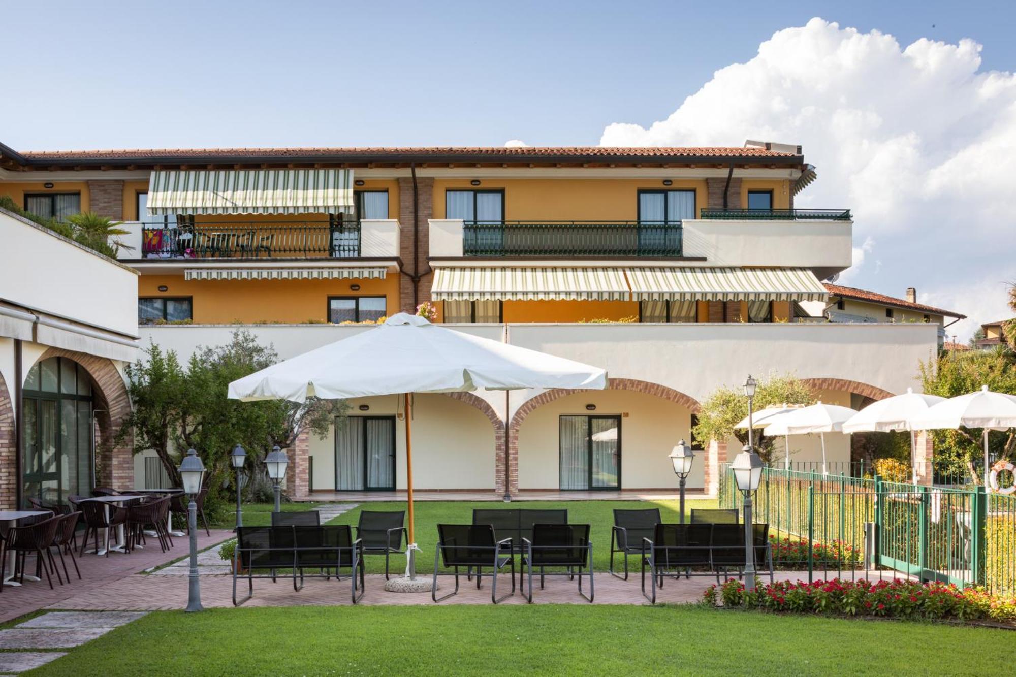 Le Terrazze Sul Lago Hotel & Residence Паденге-суль-Гарда Экстерьер фото