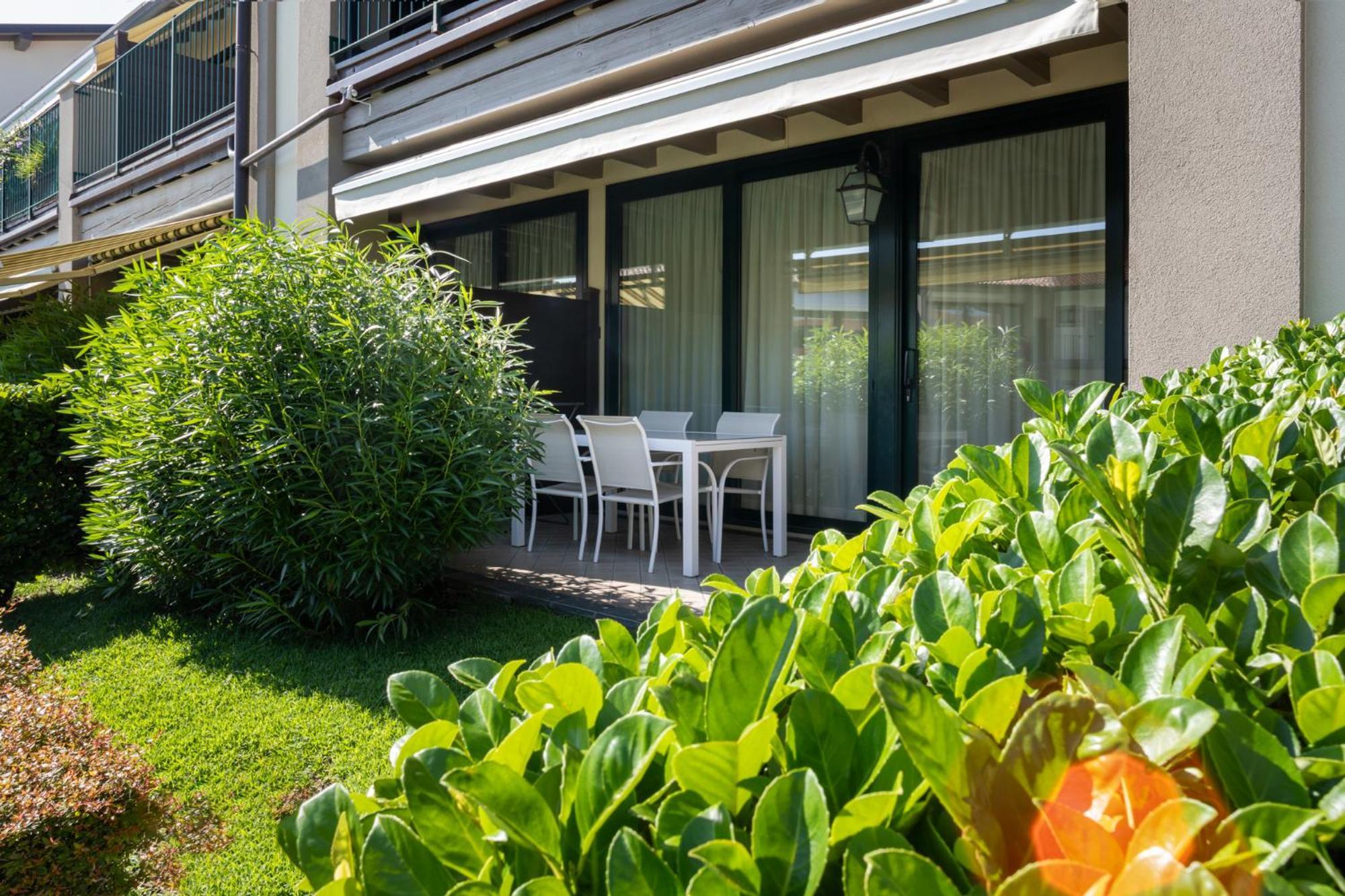 Le Terrazze Sul Lago Hotel & Residence Паденге-суль-Гарда Экстерьер фото