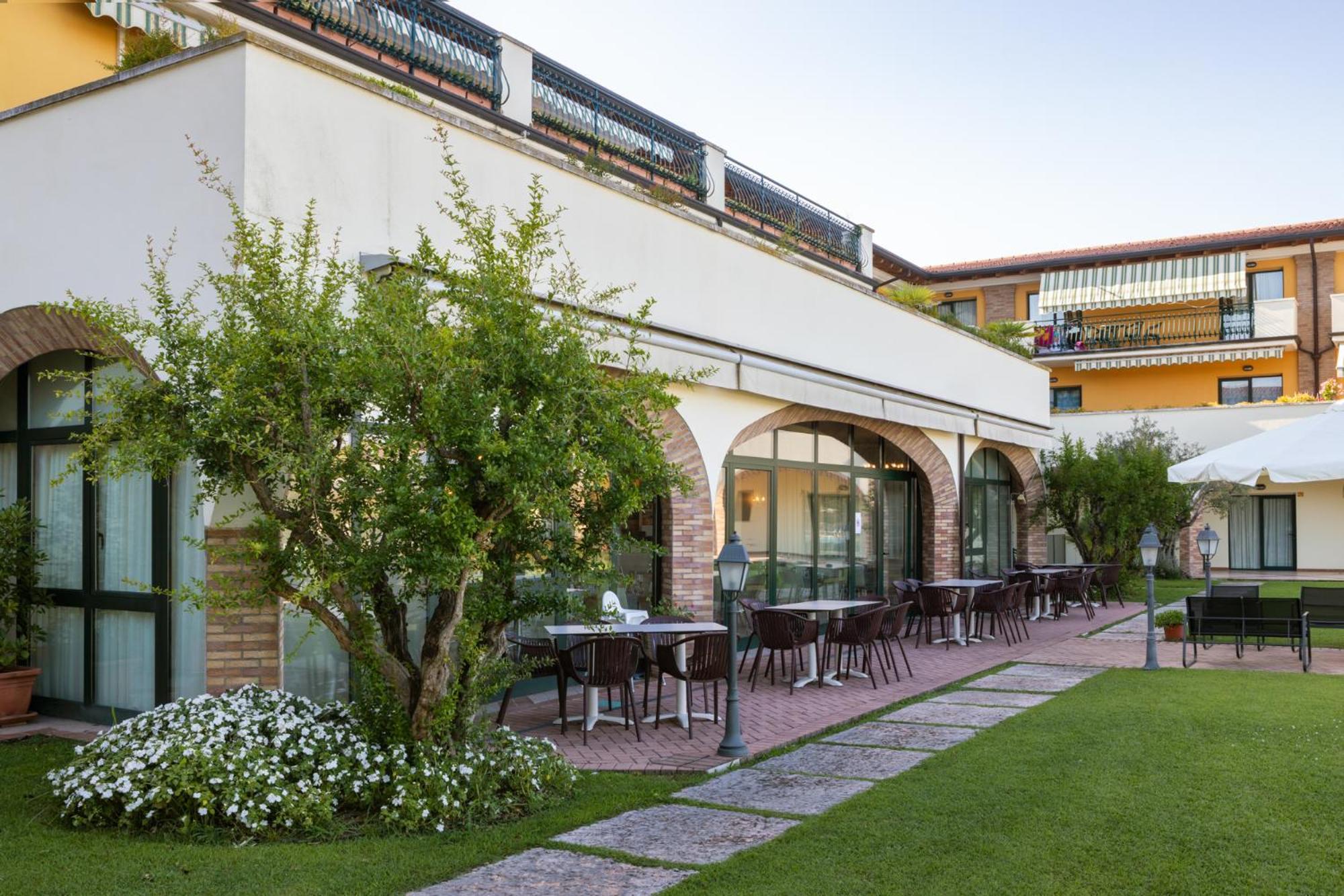 Le Terrazze Sul Lago Hotel & Residence Паденге-суль-Гарда Экстерьер фото