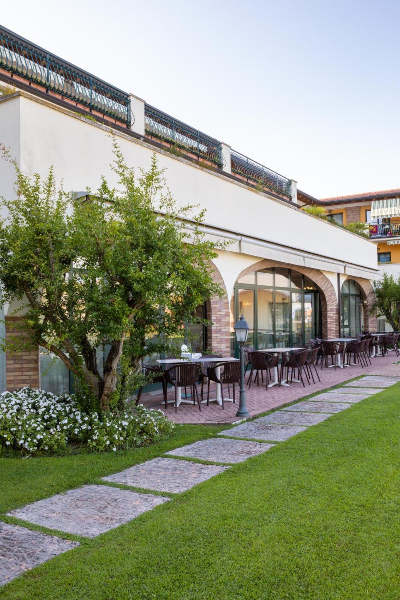 Le Terrazze Sul Lago Hotel & Residence Паденге-суль-Гарда Экстерьер фото