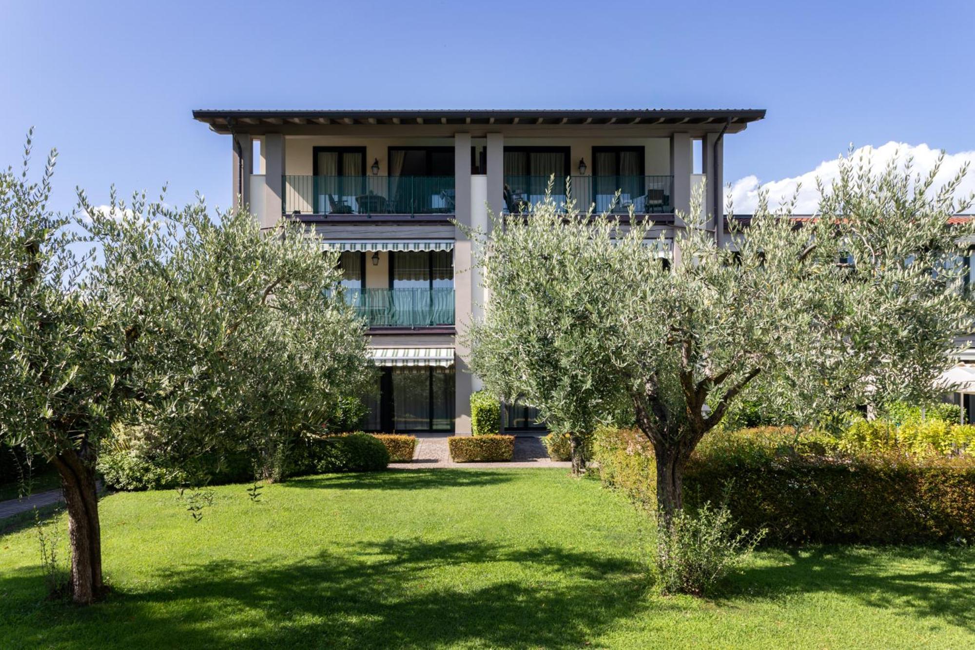 Le Terrazze Sul Lago Hotel & Residence Паденге-суль-Гарда Экстерьер фото