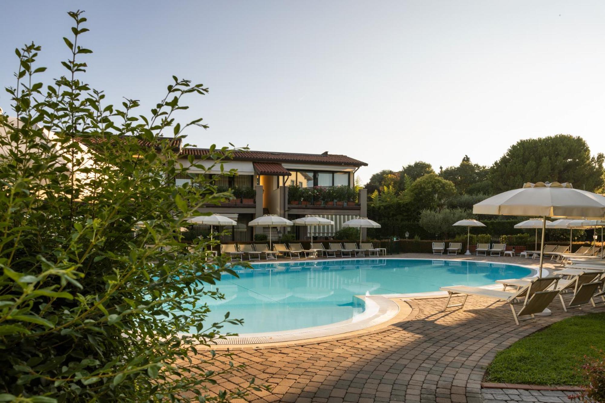 Le Terrazze Sul Lago Hotel & Residence Паденге-суль-Гарда Экстерьер фото