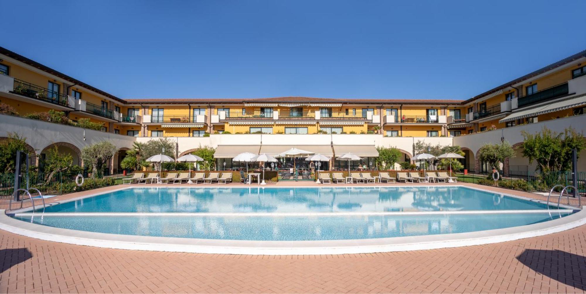 Le Terrazze Sul Lago Hotel & Residence Паденге-суль-Гарда Экстерьер фото