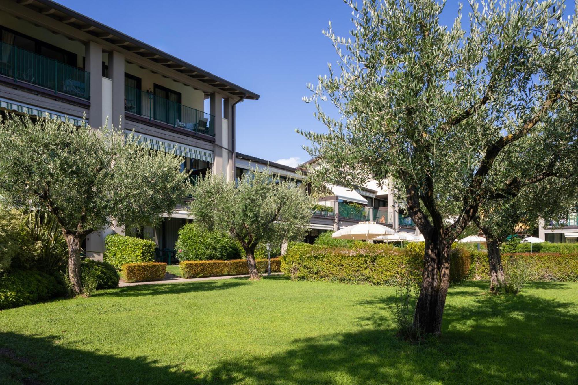 Le Terrazze Sul Lago Hotel & Residence Паденге-суль-Гарда Экстерьер фото