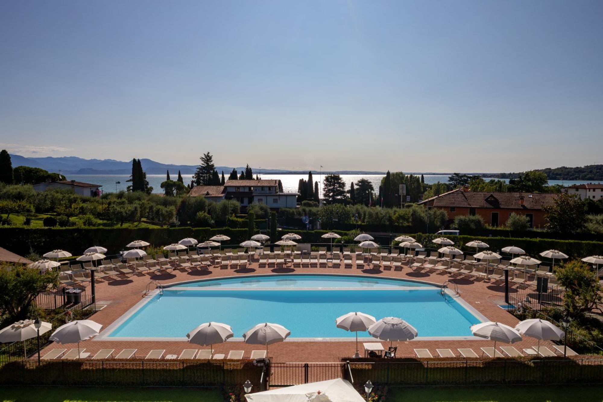 Le Terrazze Sul Lago Hotel & Residence Паденге-суль-Гарда Экстерьер фото