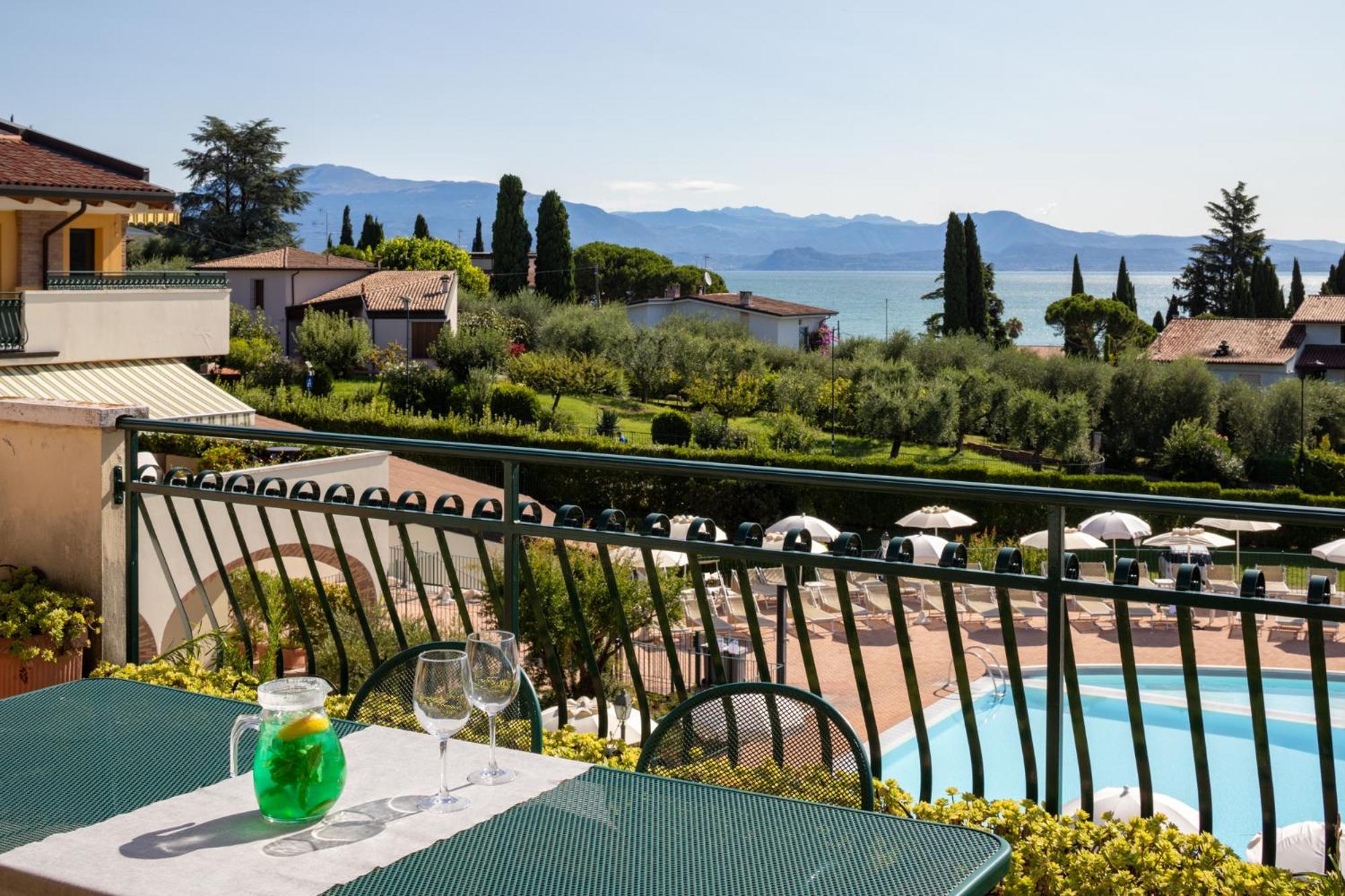 Le Terrazze Sul Lago Hotel & Residence Паденге-суль-Гарда Экстерьер фото