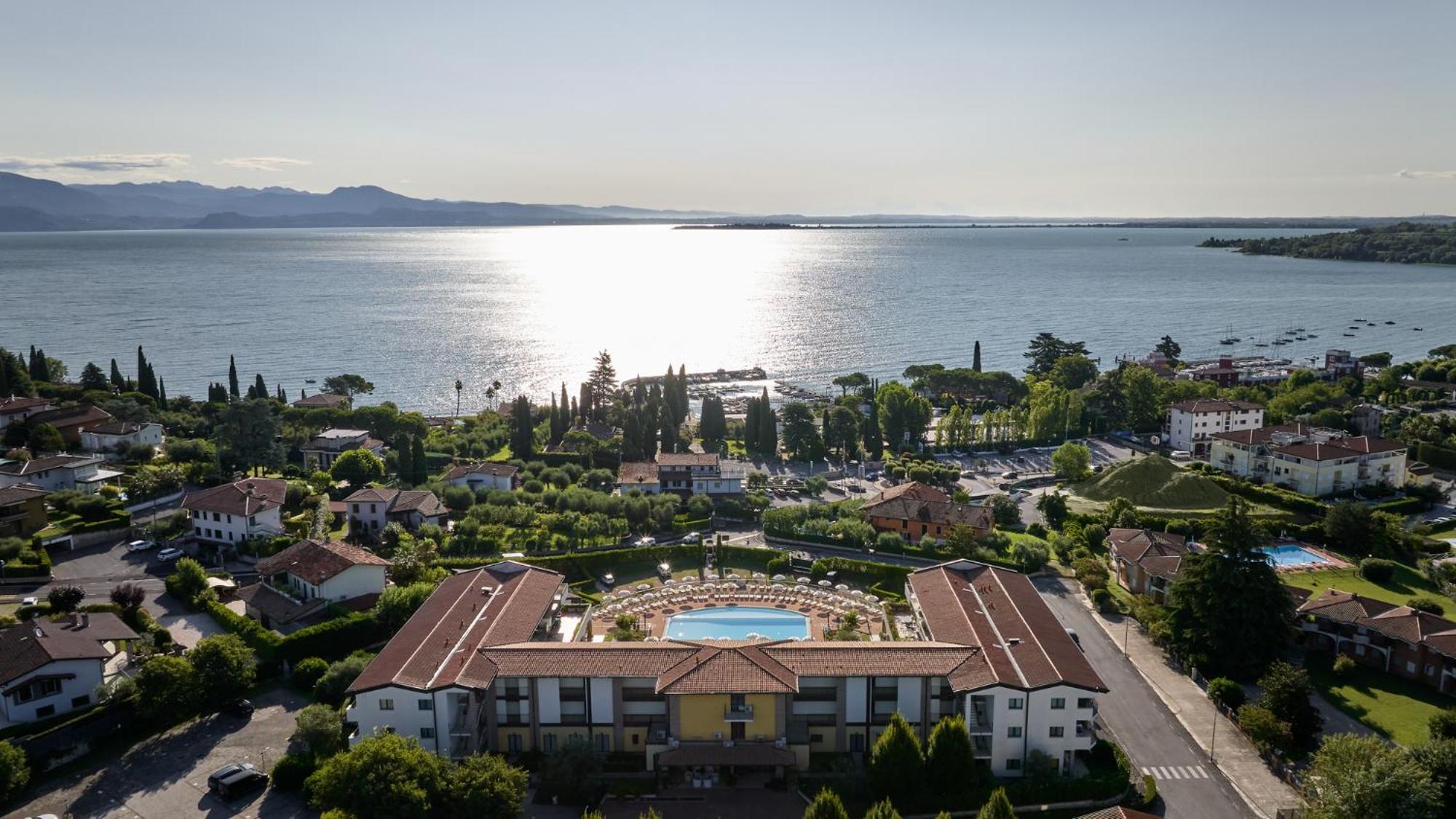 Le Terrazze Sul Lago Hotel & Residence Паденге-суль-Гарда Экстерьер фото
