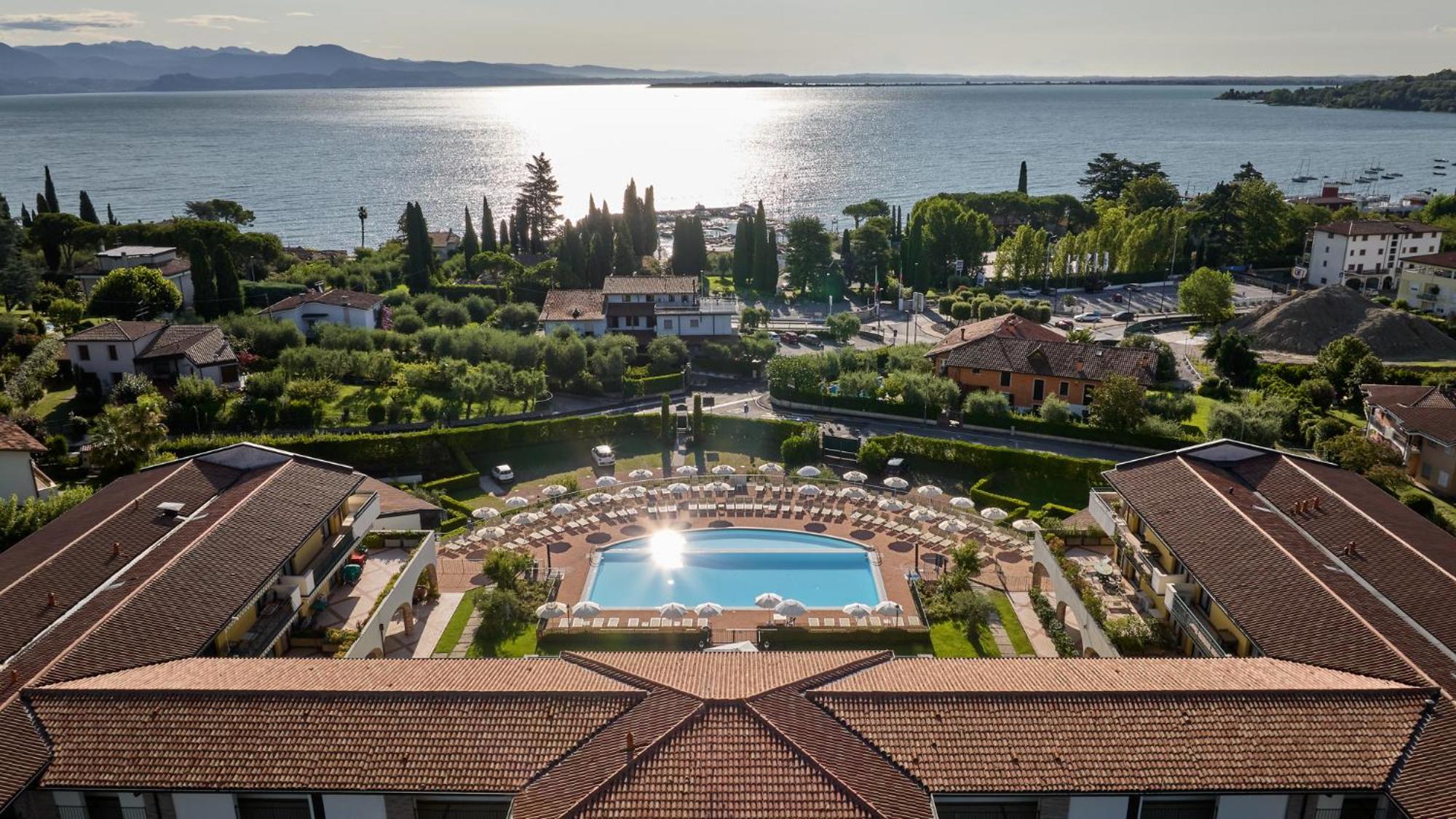 Le Terrazze Sul Lago Hotel & Residence Паденге-суль-Гарда Экстерьер фото